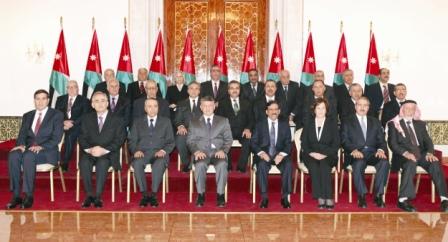 الملك الاردني يتوسط اعضاء الحكومة الجديدة